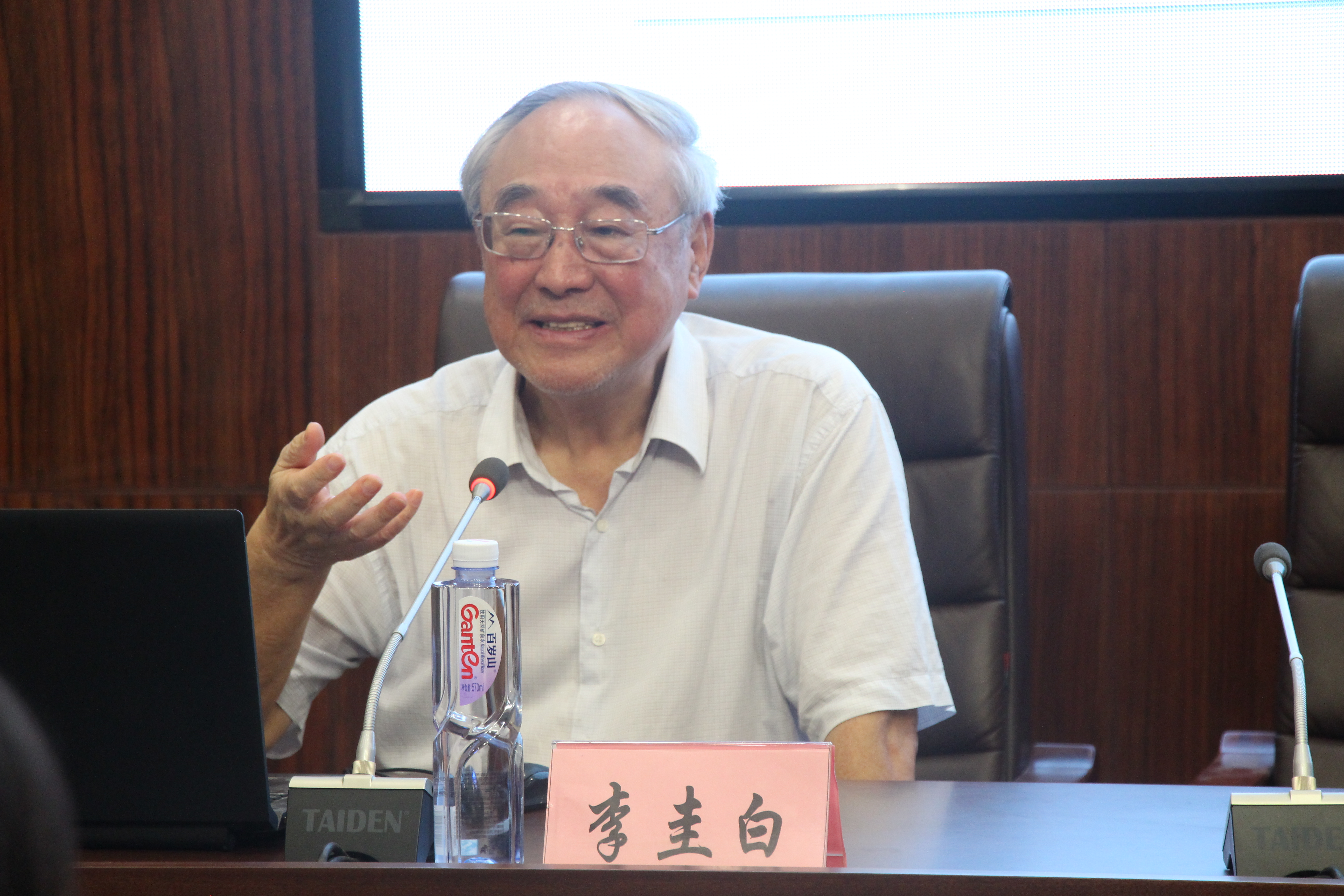 李圭白院士做《关于在城市饮水净化中采用绿色工艺的一些思考》的演讲  摄影：徐凯.JPG